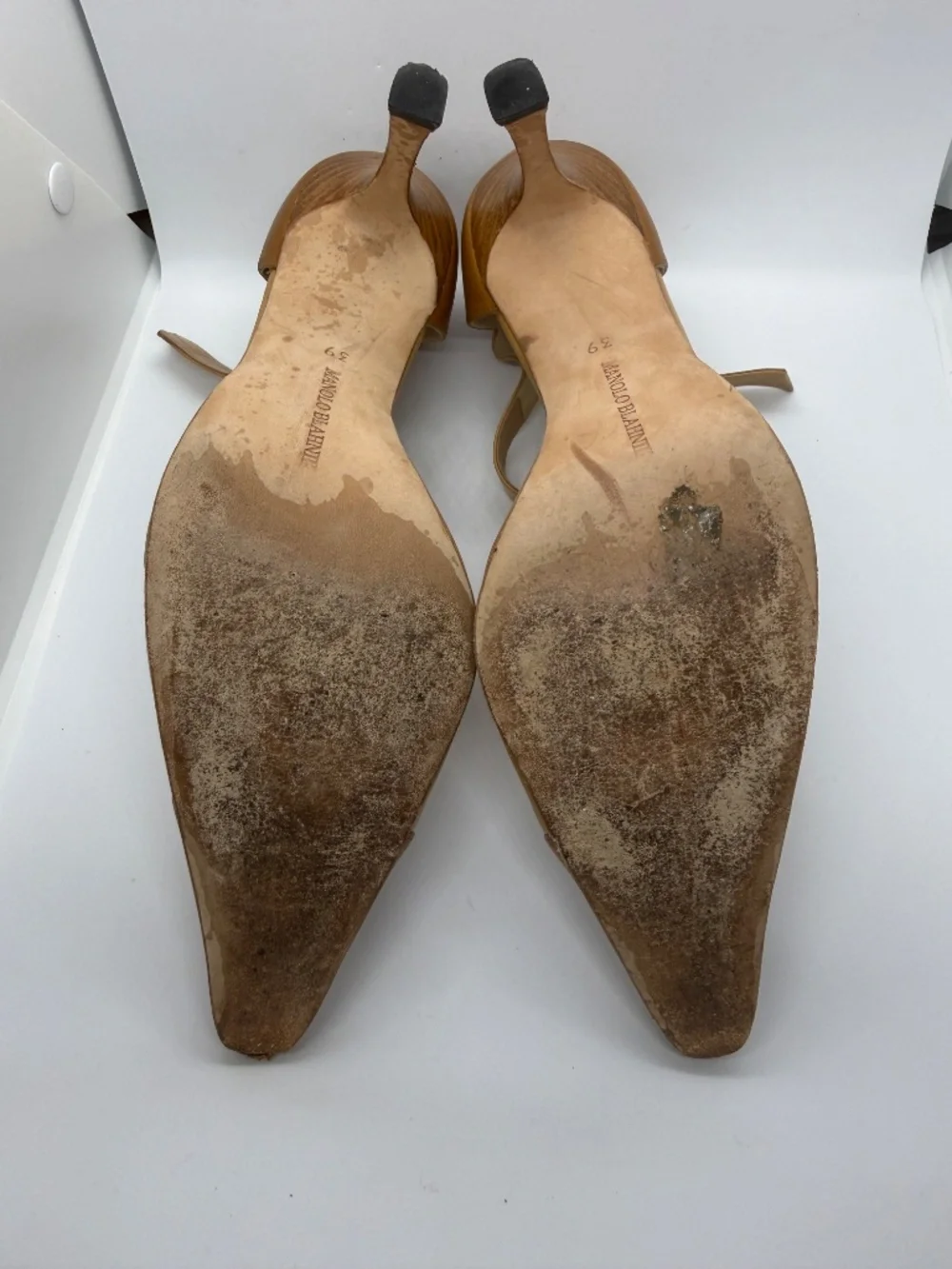 Manolo Blahnik Two-Tone Camel Leather Mary Jane Pumps 39